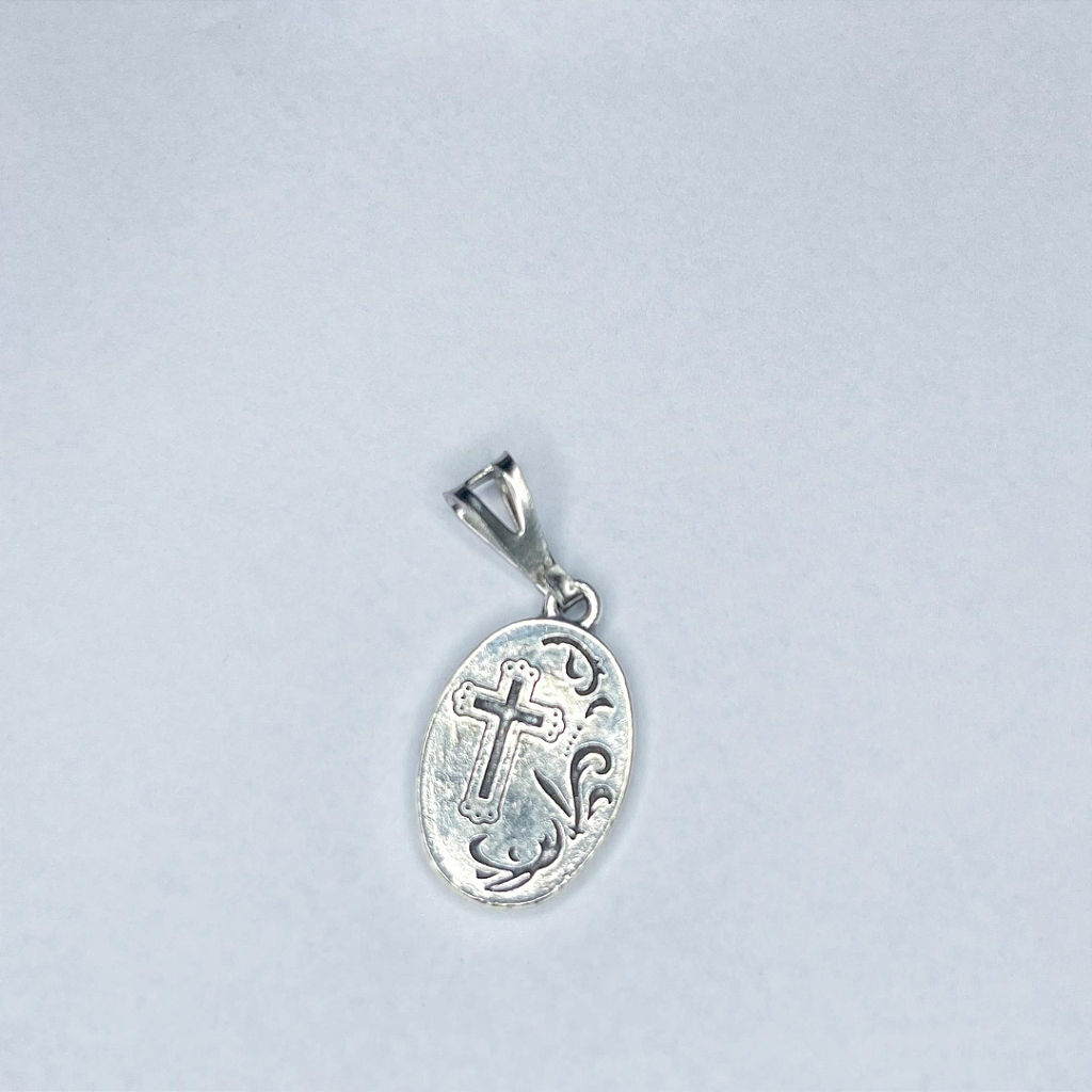 colar com medalha de Nossa Senhora de Fátima