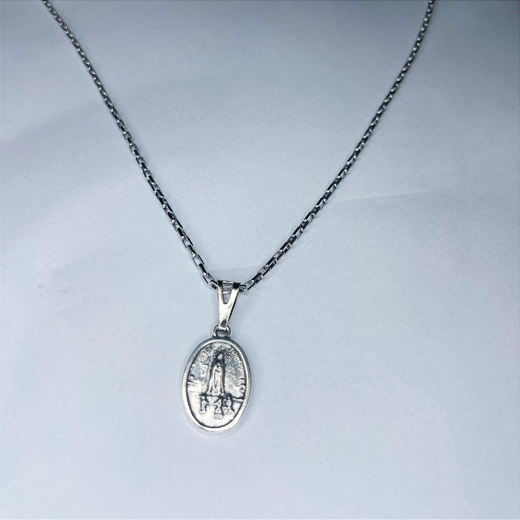 colar com medalha de Nossa Senhora de Fátima