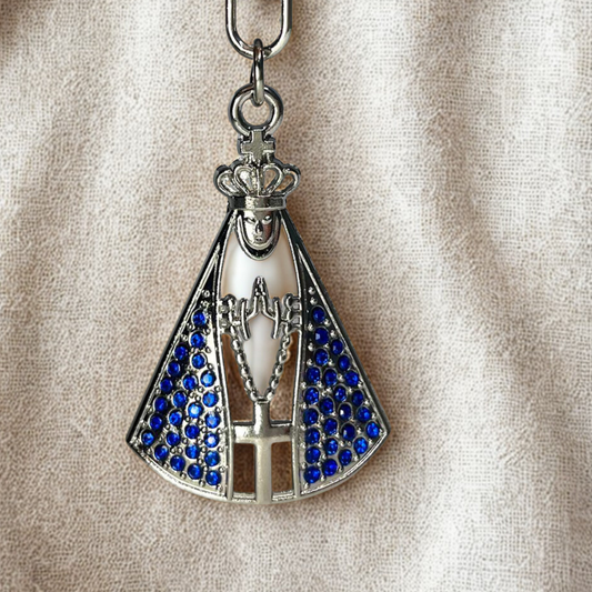 Chaveiro de Metal Prateado com Strass de Nossa Sra. Aparecida