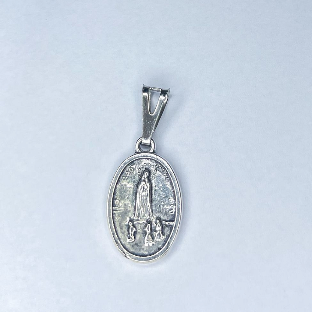 colar com medalha de Nossa Senhora de Fátima