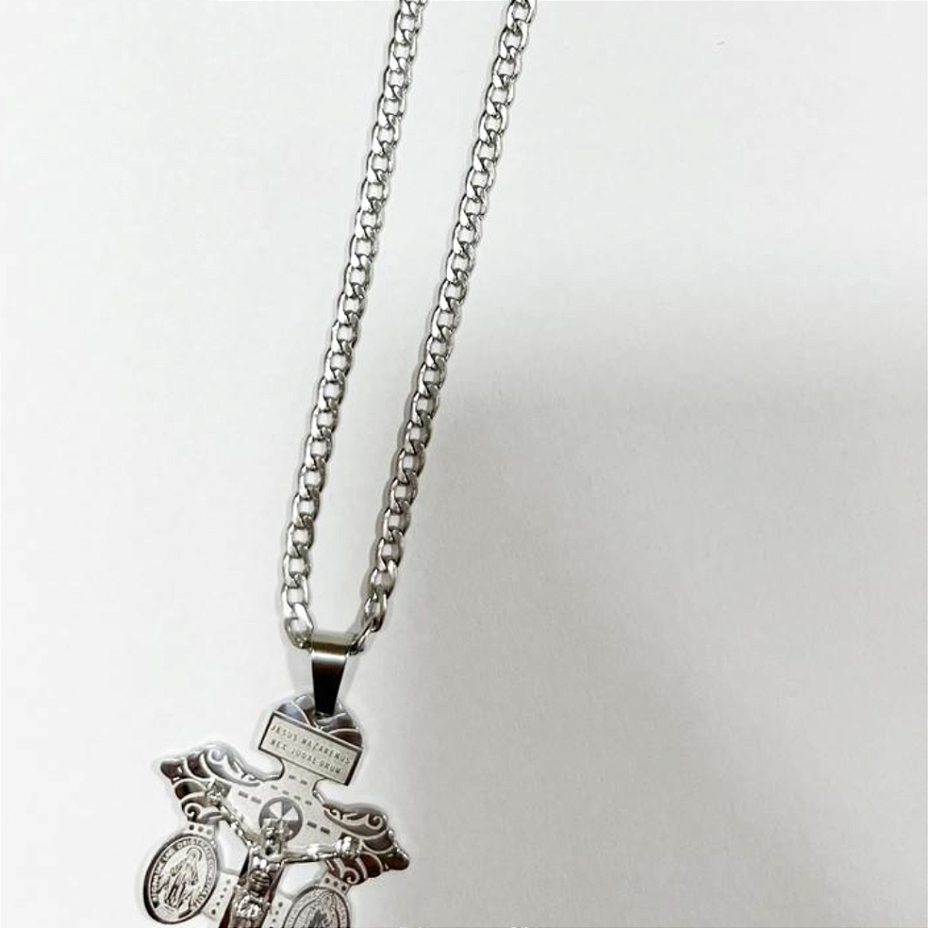 Colar Cruz Estilizada com Medalhas de Devoções em Aço Inox Prata – 32cm
