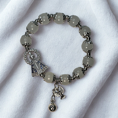 Pulseira de Miçanga com Pingente de Nossa Senhora Aparecida e Espírito Santo