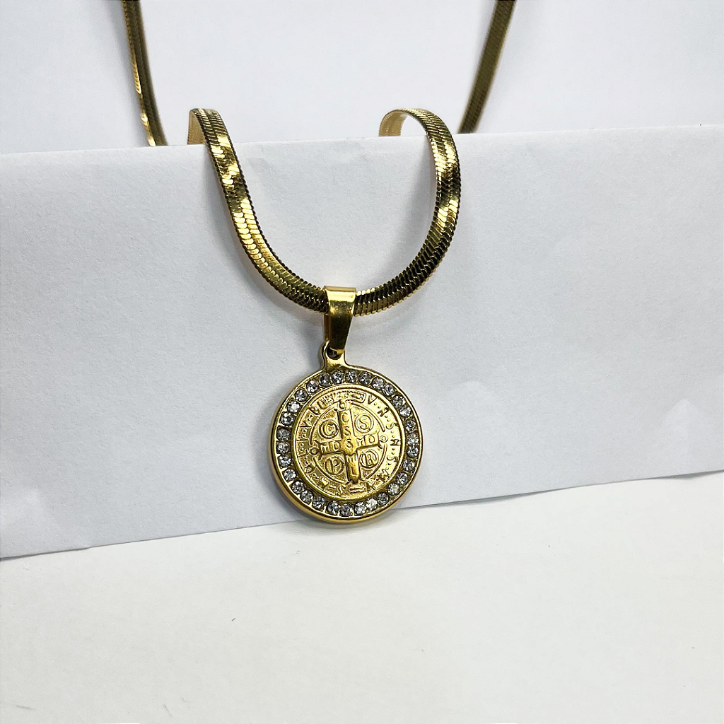 Colar com Medalha de São Bento Cravejada em Aço Inox – 23cm