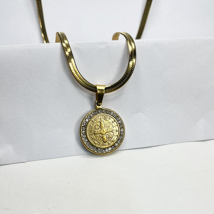 Colar com Medalha de São Bento Cravejada em Aço Inox – 23cm