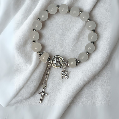 Pulseira de Miçanga com Pingente de Cruz, Fé e Espírito Santo