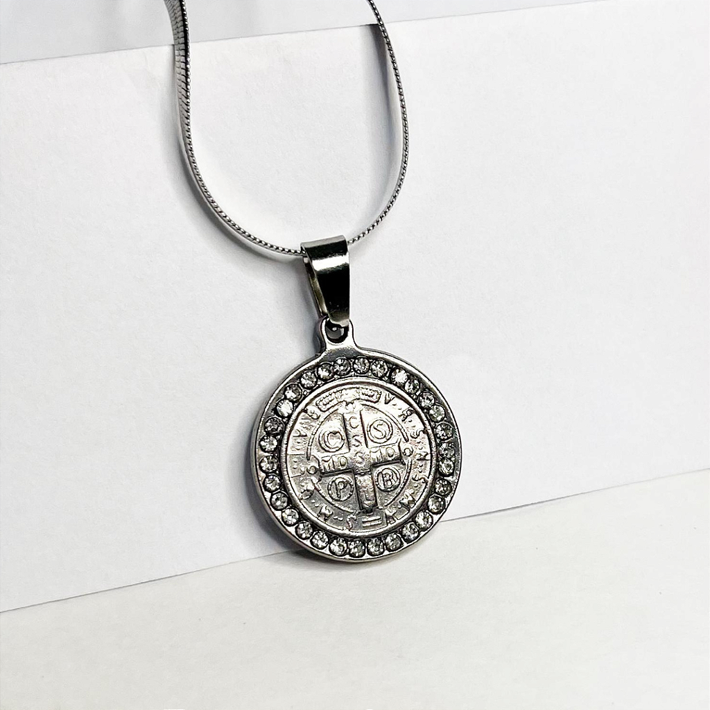 Colar com Medalha de São Bento Cravejada em Aço Inox – 23cm