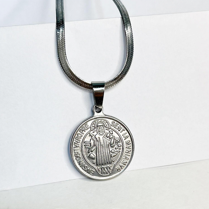 Colar com Medalha de São Bento Cravejada em Aço Inox – 23cm