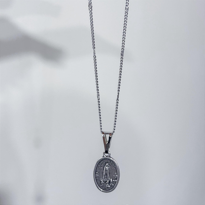colar com medalha de Nossa Senhora de Fátima
