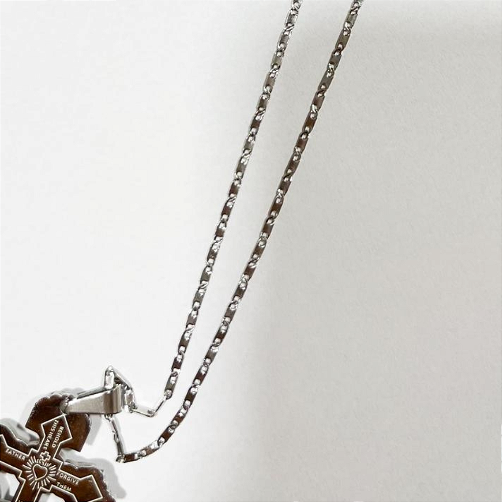 Colar Cruz Estilizada com Medalhas de Devoções em Aço Inox Prata – 32cm