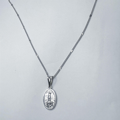 colar com medalha de Nossa Senhora de Fátima