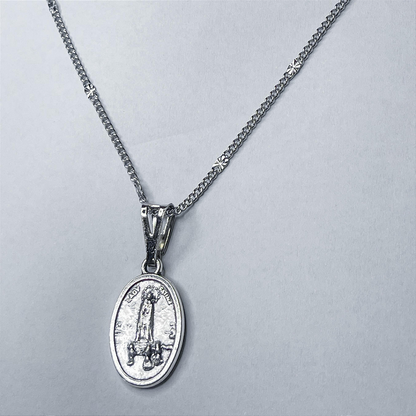 Corrente aço inox prateado com medalhas devocionais