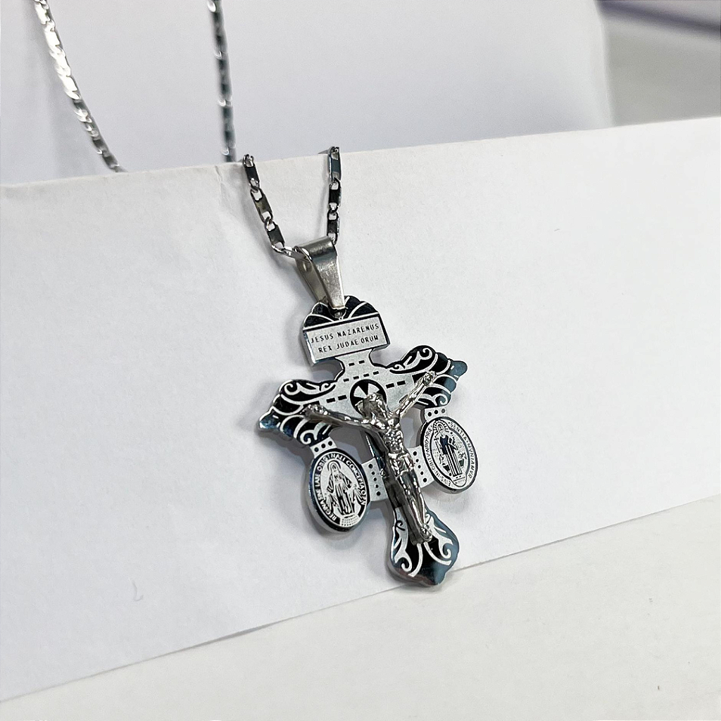 Colar Cruz Estilizada com Medalhas de Devoções em Aço Inox Prata – 32cm