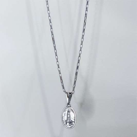 colar com medalha de Nossa Senhora de Fátima